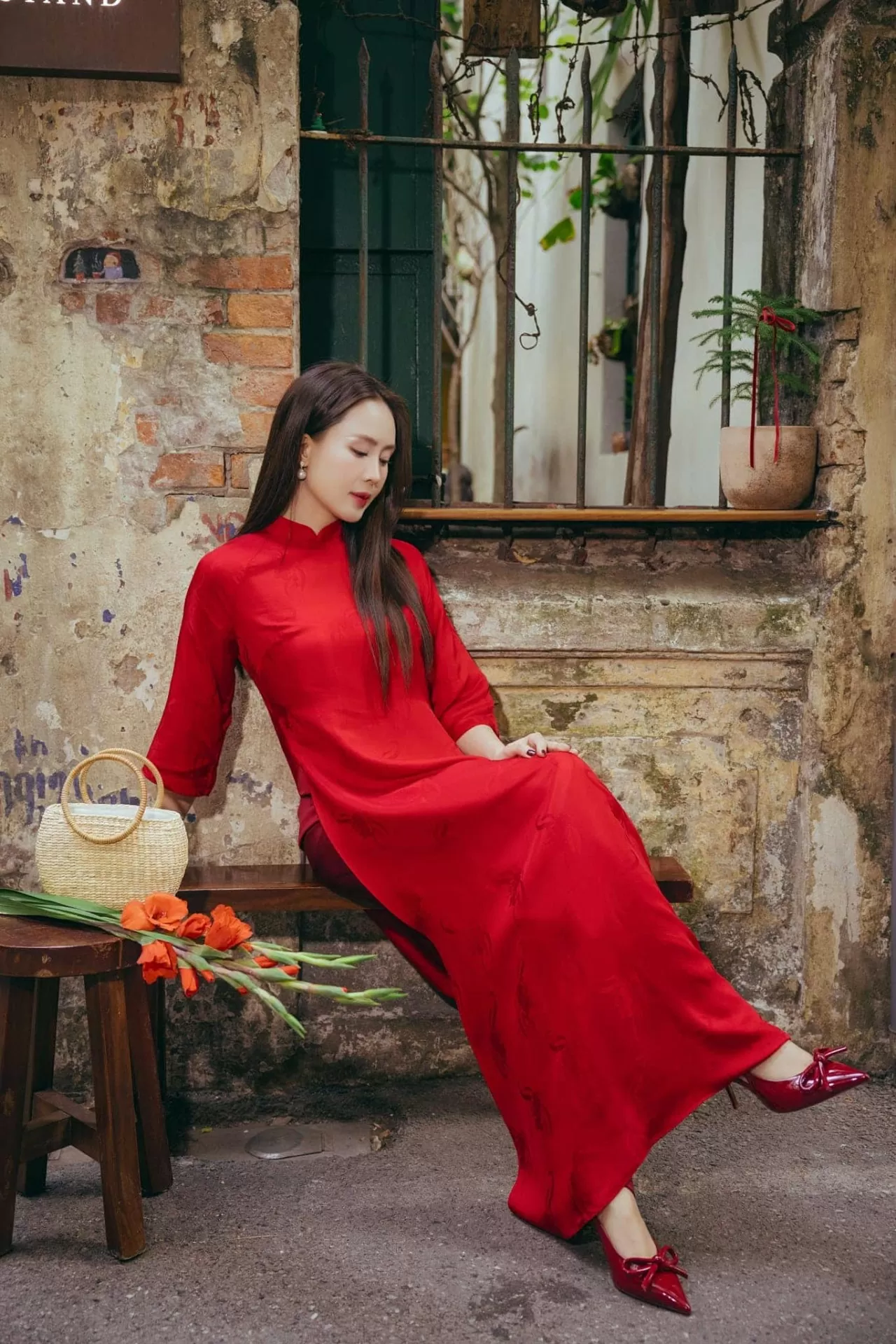 Diễn viên Hồng Diễm rạng rỡ trong tà áo dài Diễn viên Hồng Diễm rạng rỡ trong tà áo dài