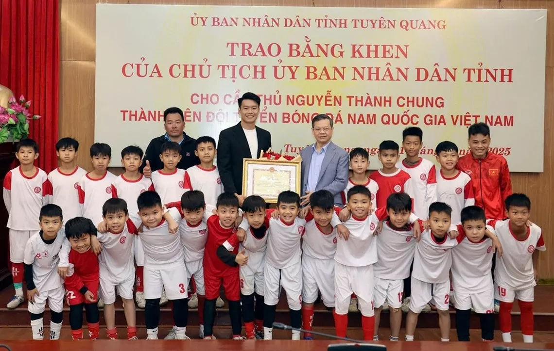 UBND tỉnh Tuyên Quang tổ chức lễ vinh danh, trao bằng khen cho trung vệ Nguyễn Thành Chung sau thành tích vô địch ASEAN Cup 2024 cùng tuyển Việt Nam. UBND tỉnh Tuyên Quang tổ chức lễ vinh danh, trao bằng khen cho trung vệ Nguyễn Thành Chung sau thành tích vô địch ASEAN Cup 2024 cùng tuyển Việt Nam.