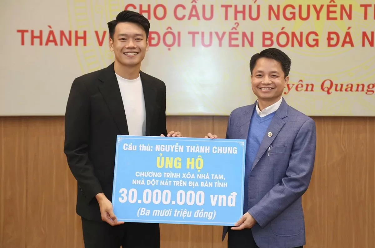 Tuyển thủ Việt Nam trở về quê nhà chung tay ủng hộ đồng bào có hoàn cảnh khó khăn Tuyển thủ Việt Nam trở về quê nhà chung tay ủng hộ đồng bào có hoàn cảnh khó khăn