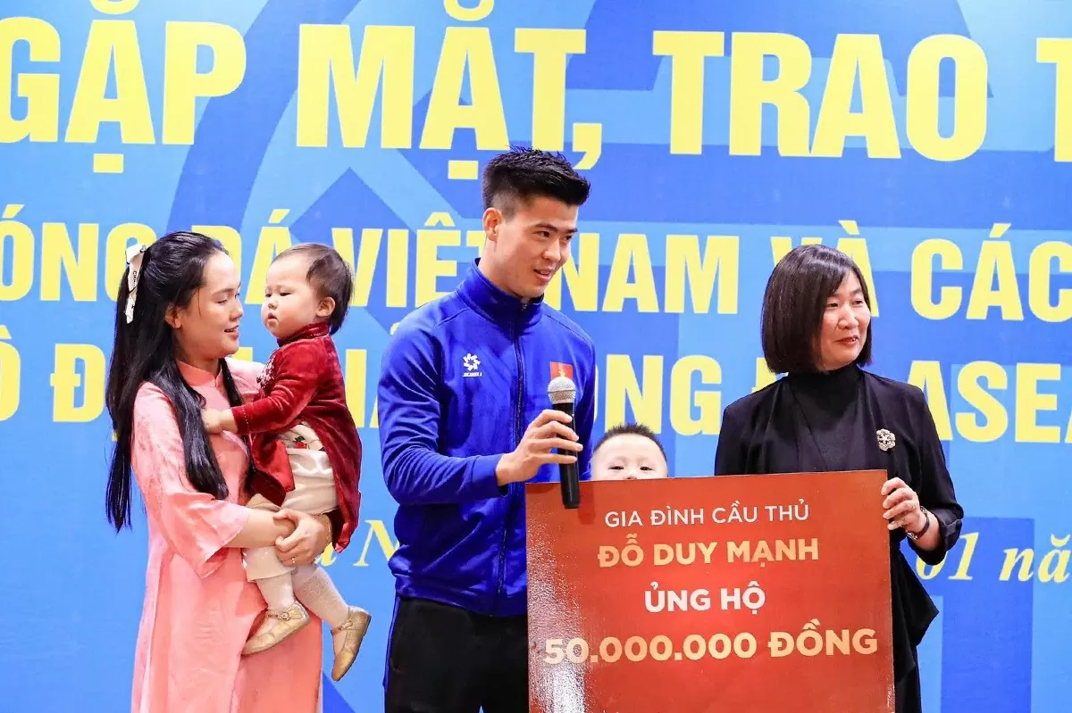 Tuyển thủ Việt Nam trở về quê nhà chung tay ủng hộ đồng bào có hoàn cảnh khó khăn Tuyển thủ Việt Nam trở về quê nhà chung tay ủng hộ đồng bào có hoàn cảnh khó khăn