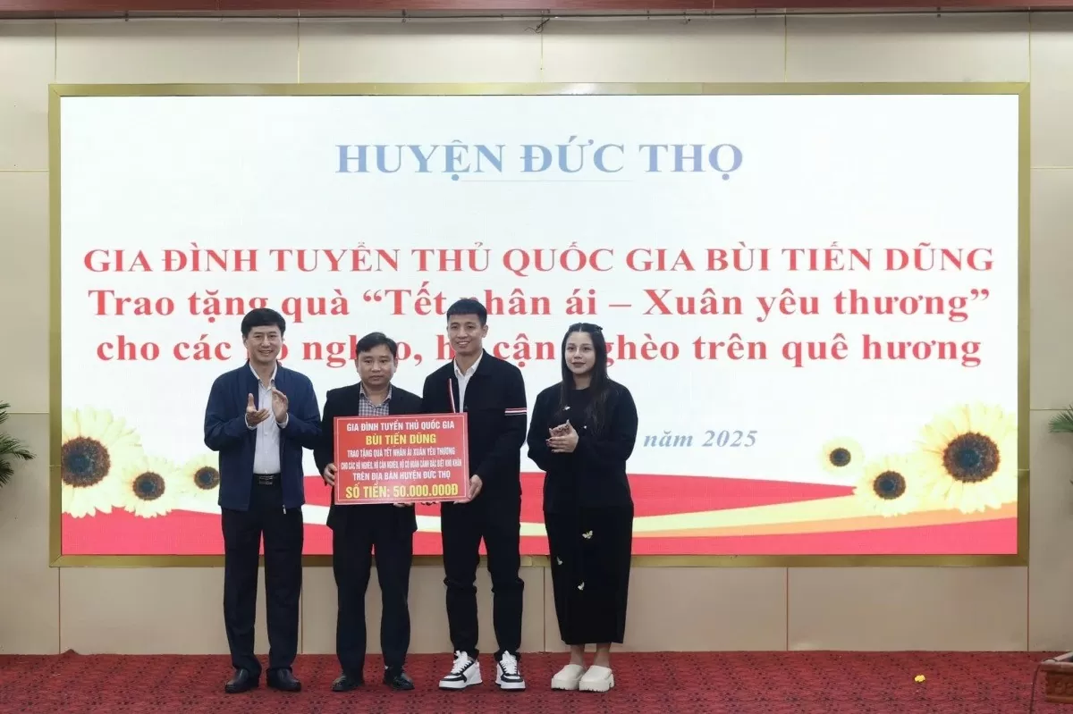 Tuyển thủ Việt Nam trở về quê nhà chung tay ủng hộ đồng bào có hoàn cảnh khó khăn Tuyển thủ Việt Nam trở về quê nhà chung tay ủng hộ đồng bào có hoàn cảnh khó khăn