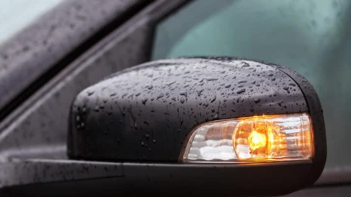 Mức xử phạt lỗi không xi nhan khi rẽ với xe ô tô, xe máy mới nhất năm 2025