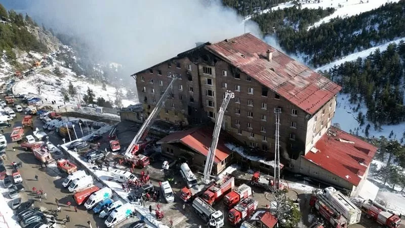 Hiện trường vụ cháy khách sạn trong khu nghỉ dưỡng trượt tuyết Kartalkaya thuộc tỉnh Bolu, Tây Bắc Thổ Nhĩ Kỳ, ngày 21/1. (Nguồn: THX)