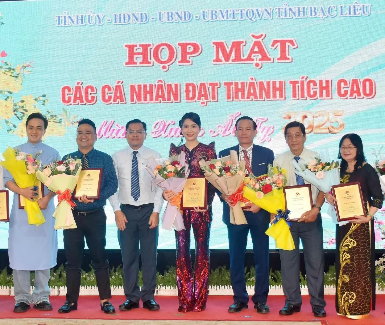 NSƯT Như Huỳnh cùng các cá nhân được vinh danh Cá nhân đạt thành tích cao năm 2024. (Ảnh: 