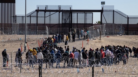 mexico xay dung noi o tam thoi chuan bi cho lan song truc xuat hang loat tu my