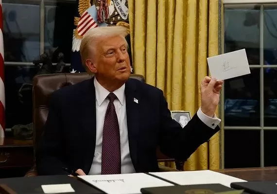 Tổng thống Trump và bức thư do người tiền nhiệm Biden để lại. Ảnh: Getty Images Tổng thống Trump và bức thư do người tiền nhiệm Biden để lại. Ảnh: Getty Images