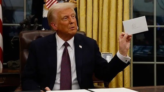 Tổng thống Donald Trump tiết lộ bức thư của người tiền nhiệm Joe Biden để lại trong Phòng Bầu dục