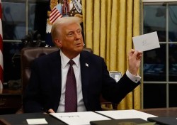 Tổng thống Donald Trump tiết lộ bức thư của người tiền nhiệm Joe Biden để lại trong Phòng Bầu dục