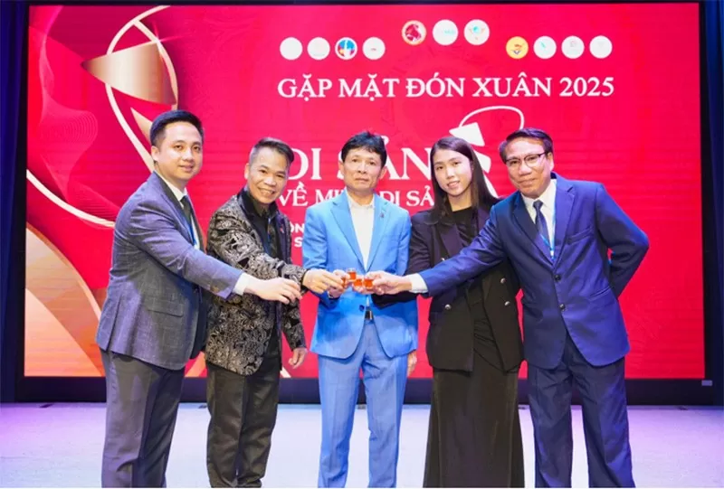 Bà Lê Thị Duyên (thứ 2 từ phải sang) – Giám đốc điều hành Sunshine Global và BTC cùng các đơn vị đồng hành nâng ly cùng hợp tác và chúc mừng năm mới. Bà Lê Thị Duyên (thứ 2 từ phải sang) – Giám đốc điều hành Sunshine Global và BTC cùng các đơn vị đồng hành nâng ly cùng hợp tác và chúc mừng năm mới.