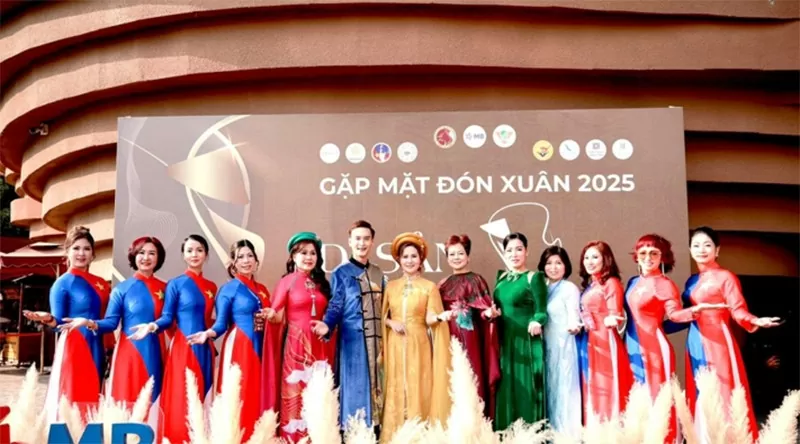 Ca sĩ Hoàng Lâm và các phu nhân. Ca sĩ Hoàng Lâm và các phu nhân.