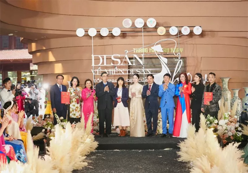 Hội Văn hóa Nghệ thuật Việt Nam tại CH Czech và Tạp chí Thông tin & Phát triển hợp tác truyền thông do Sunshine Global tài trợ. Hội Văn hóa Nghệ thuật Việt Nam tại CH Czech và Tạp chí Thông tin & Phát triển hợp tác truyền thông do Sunshine Global tài trợ.