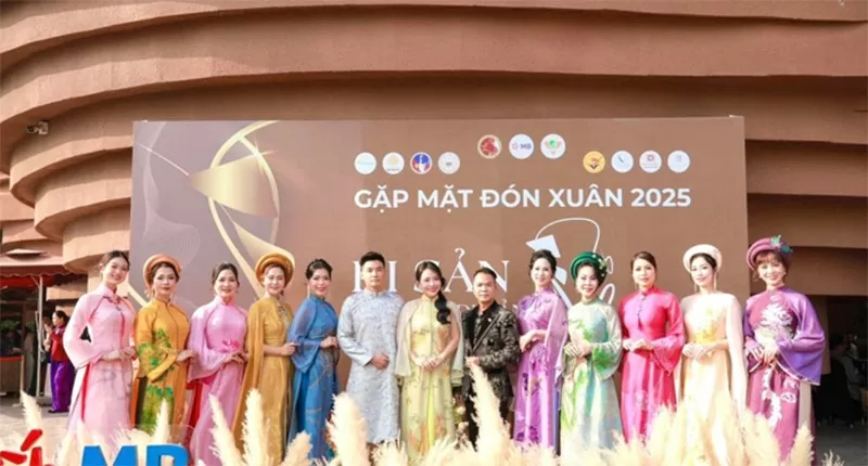 Diễn viên Thanh Tuấn và ca sĩ Bạch Trà (ở giữa) cùng các Phu nhân. Diễn viên Thanh Tuấn và ca sĩ Bạch Trà (ở giữa) cùng các Phu nhân.