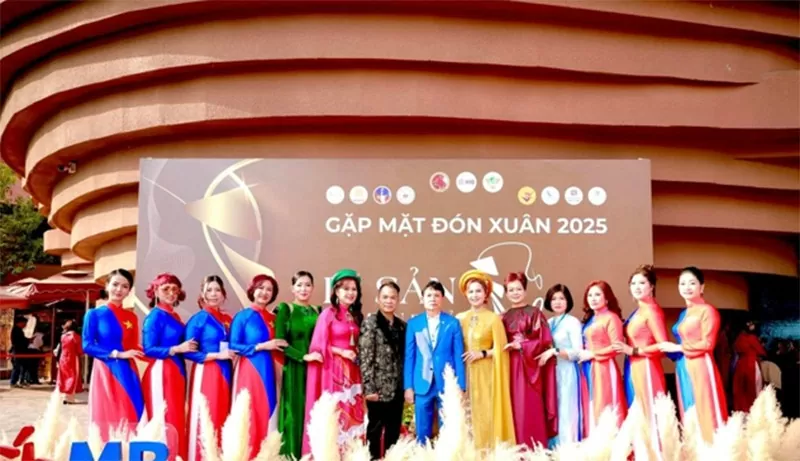 Ông Giang Thành – Phó Chủ tịch LHH NVN tại châu Âu và ông Phạm Gia Hậu (ở giữa) chụp ảnh lưu niệm cùng các Phu nhân kiều bào EU. Ông Giang Thành – Phó Chủ tịch LHH NVN tại châu Âu và ông Phạm Gia Hậu (ở giữa) chụp ảnh lưu niệm cùng các Phu nhân kiều bào EU.