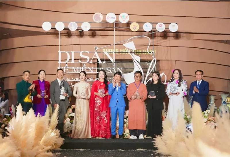 Đại diện Sunshine Global (thứ 3 từ phải sang) cùng các đơn vị đồng hành nhận kỷ niệm chương của BTC. Đại diện Sunshine Global (thứ 3 từ phải sang) cùng các đơn vị đồng hành nhận kỷ niệm chương của BTC.