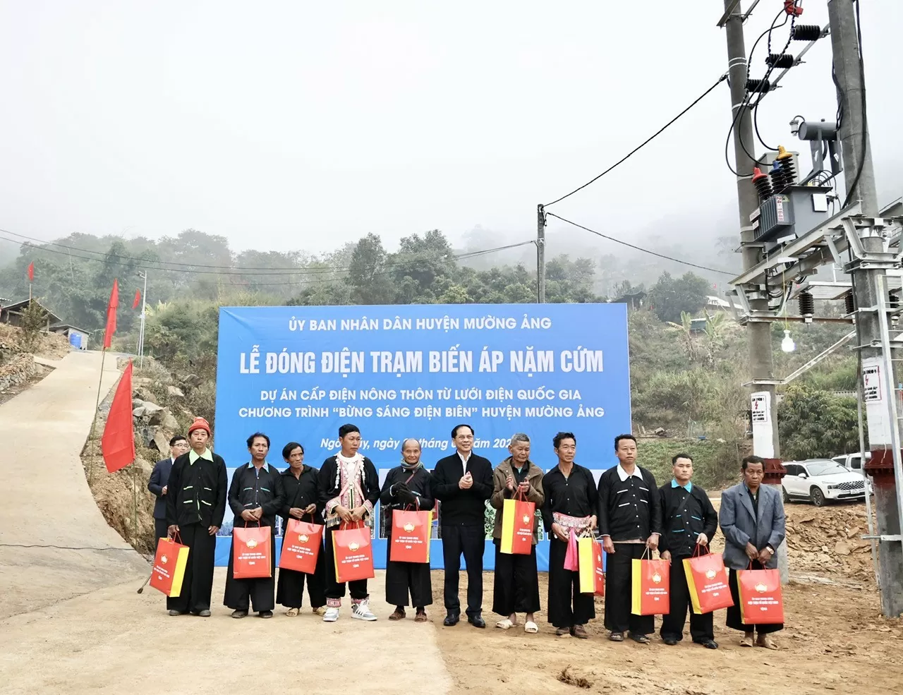 Phó Thủ tướng Bùi Thanh Sơn trao tặng quà cho các hộ gia đình có hoàn cảnh có khăn trên địa bàn bản Nặm Cứm - Ảnh: VGP/Minh Ngọc