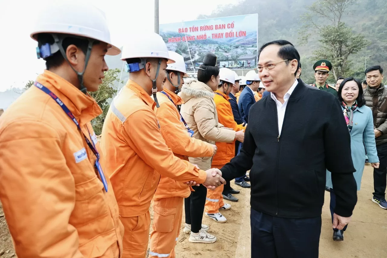 Phó Thủ tướng Bùi Thanh Sơn thăm hỏi và động viên các công nhân Điện lực thành phố Điện Biên Phủ - Ảnh: VGP/Minh Ngọc