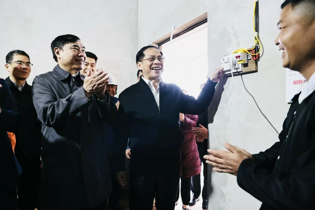 Phó Thủ tướng Bùi Thanh Sơn chứng kiến công tác đóng điện và trực tiếp thắp sáng hộ gia đình tại bản Nặm Cứm - Ảnh: VGP/Minh Ngọc