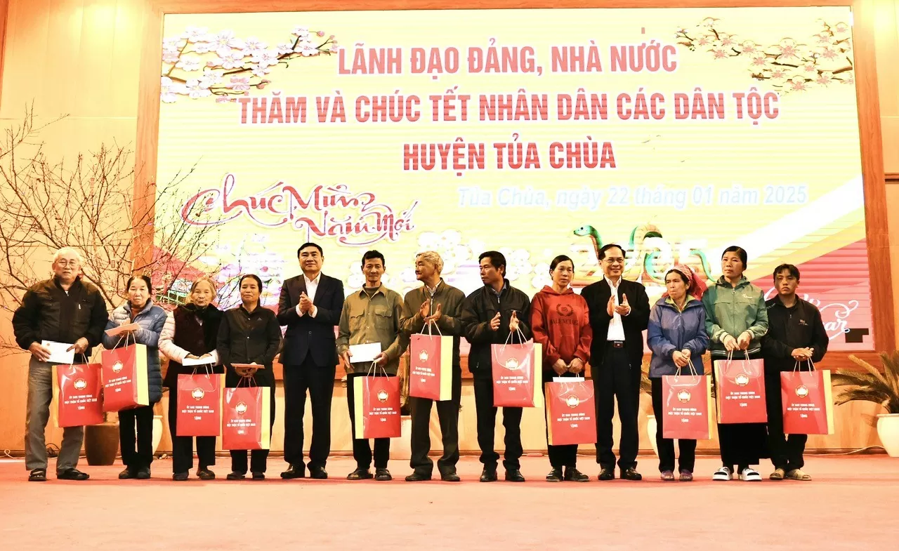 Phó Thủ tướng Bùi Thanh Sơn tặng quà cho gia đình có hoàn cảnh khó khăn, các đối tượng chính sách trên địa bàn huyện Tủa Chùa - Ảnh: VGP/Minh Ngọc