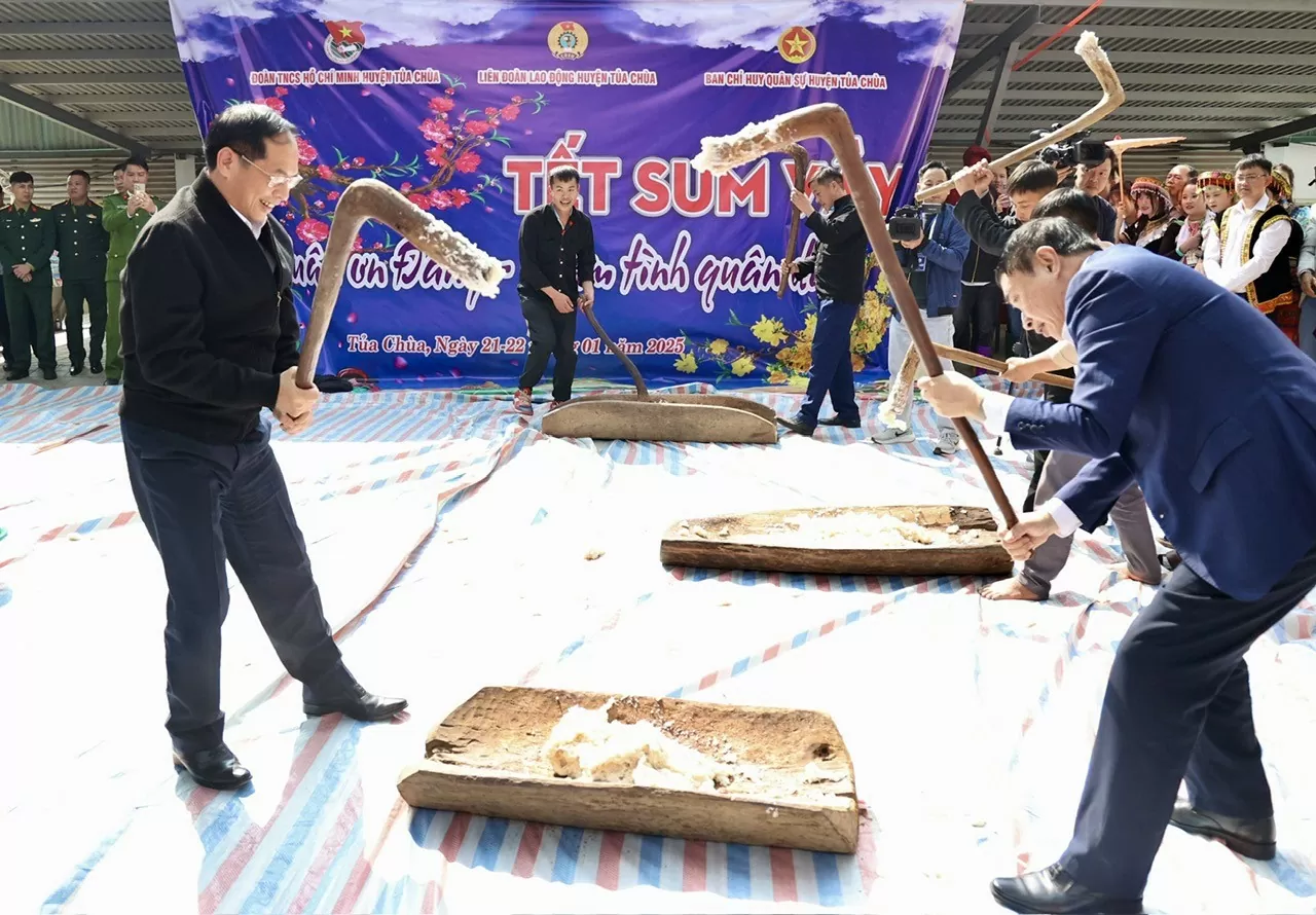 Phó Thủ tướng Bùi Thanh Sơn và Bí thư Tỉnh uỷ Điện Biên Trần Quốc Cường tham gia các hoạt động chuẩn bị đón Tết cùng bà con huyện Tủa Chùa - Ảnh: VGP/Minh Ngọc Phó Thủ tướng Bùi Thanh Sơn và Bí thư Tỉnh uỷ Điện Biên Trần Quốc Cường tham gia các hoạt động chuẩn bị đón Tết cùng bà con huyện Tủa Chùa - Ảnh: VGP/Minh Ngọc