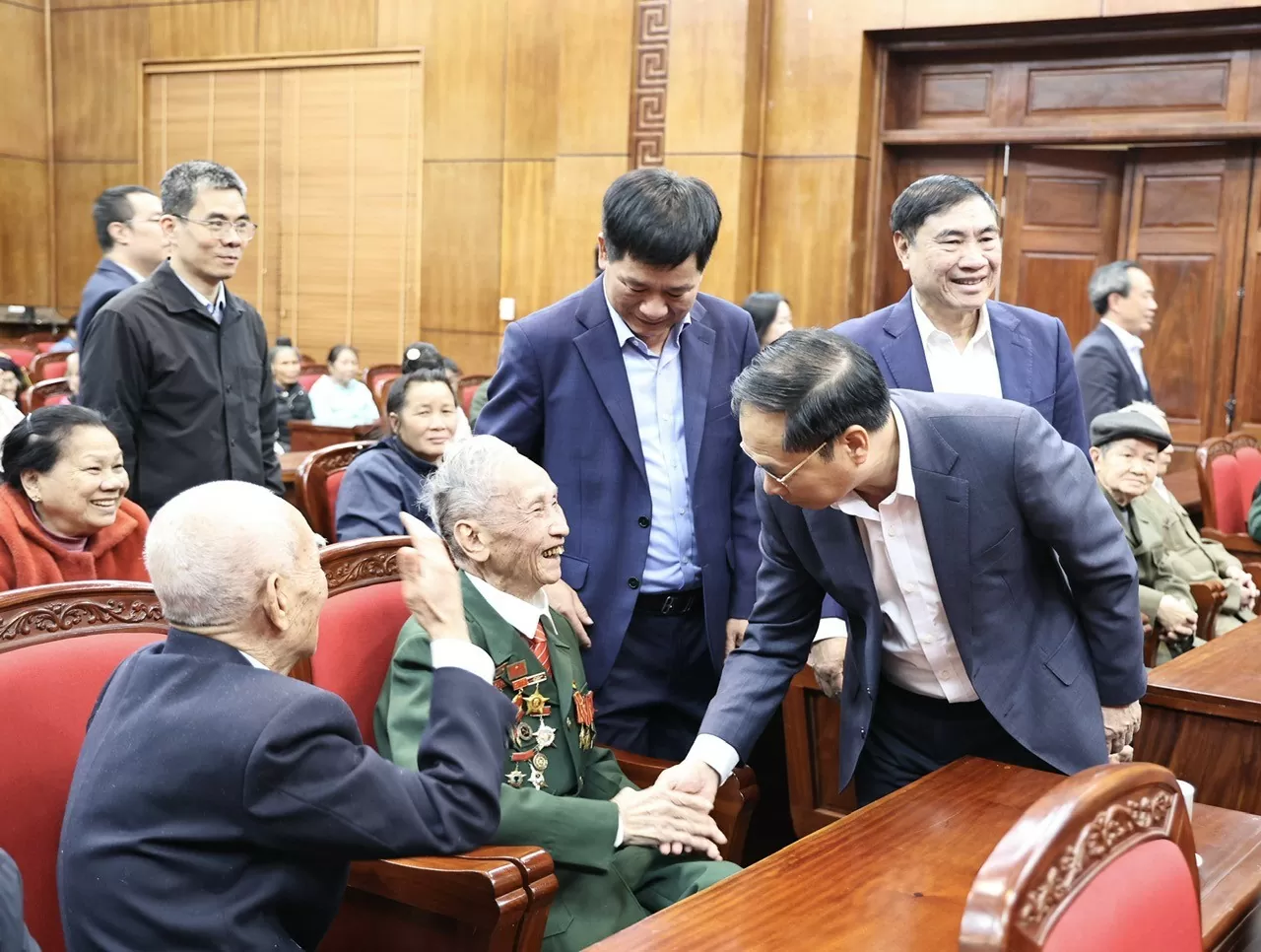 Phó Thủ tướng Bùi Thanh Sơn thăm hỏi các cựu chiến sĩ Điện Biên - Ảnh: VGP/Minh Ngọc
