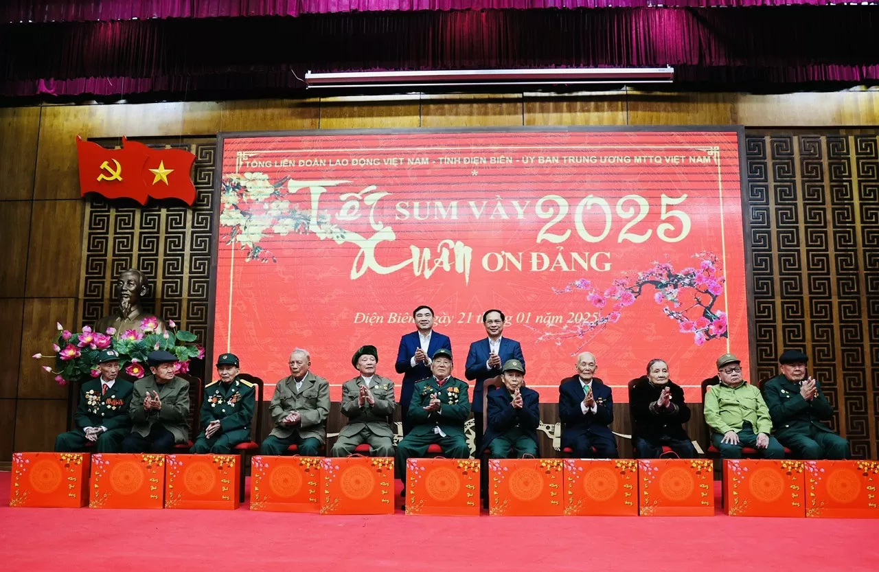 Phó Thủ tướng Bùi Thanh Sơn tặng quà các cựu chiến sĩ Điện Biên - Ảnh: VGP/Minh Ngọc Phó Thủ tướng Bùi Thanh Sơn tặng quà các cựu chiến sĩ Điện Biên - Ảnh: VGP/Minh Ngọc