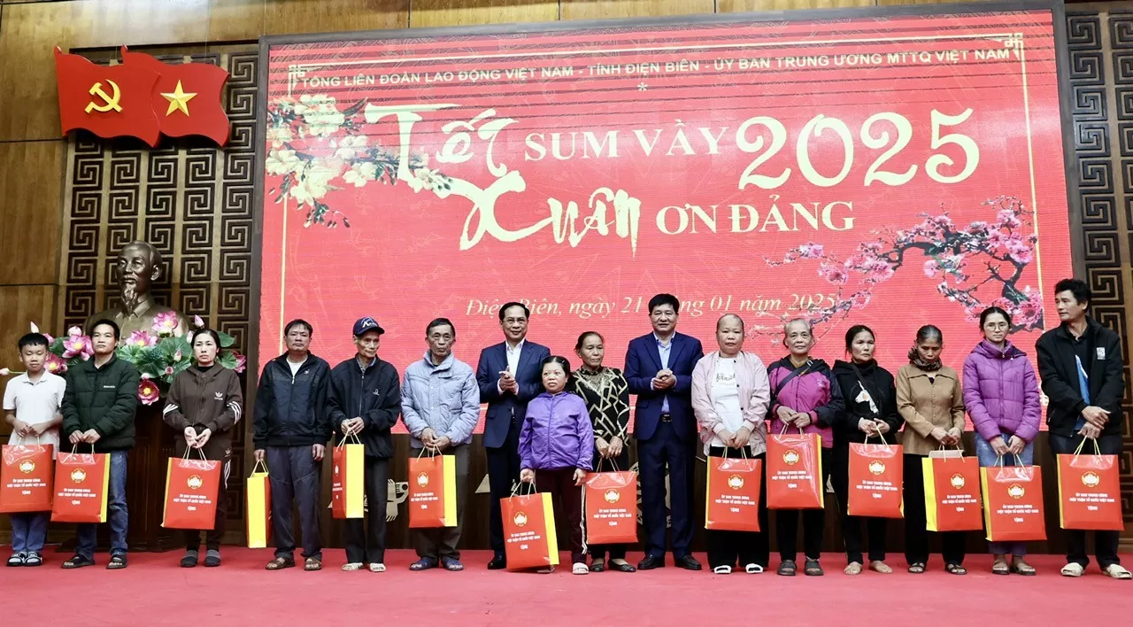 Phó Thủ tướng Bùi Thanh Sơn tặng quà gia đình chính sách, gia đình có hoàn cảnh khó khăn của tỉnh Điện Biên - Ảnh: VGP/Minh Ngọc Phó Thủ tướng Bùi Thanh Sơn tặng quà gia đình chính sách, gia đình có hoàn cảnh khó khăn của tỉnh Điện Biên - Ảnh: VGP/Minh Ngọc