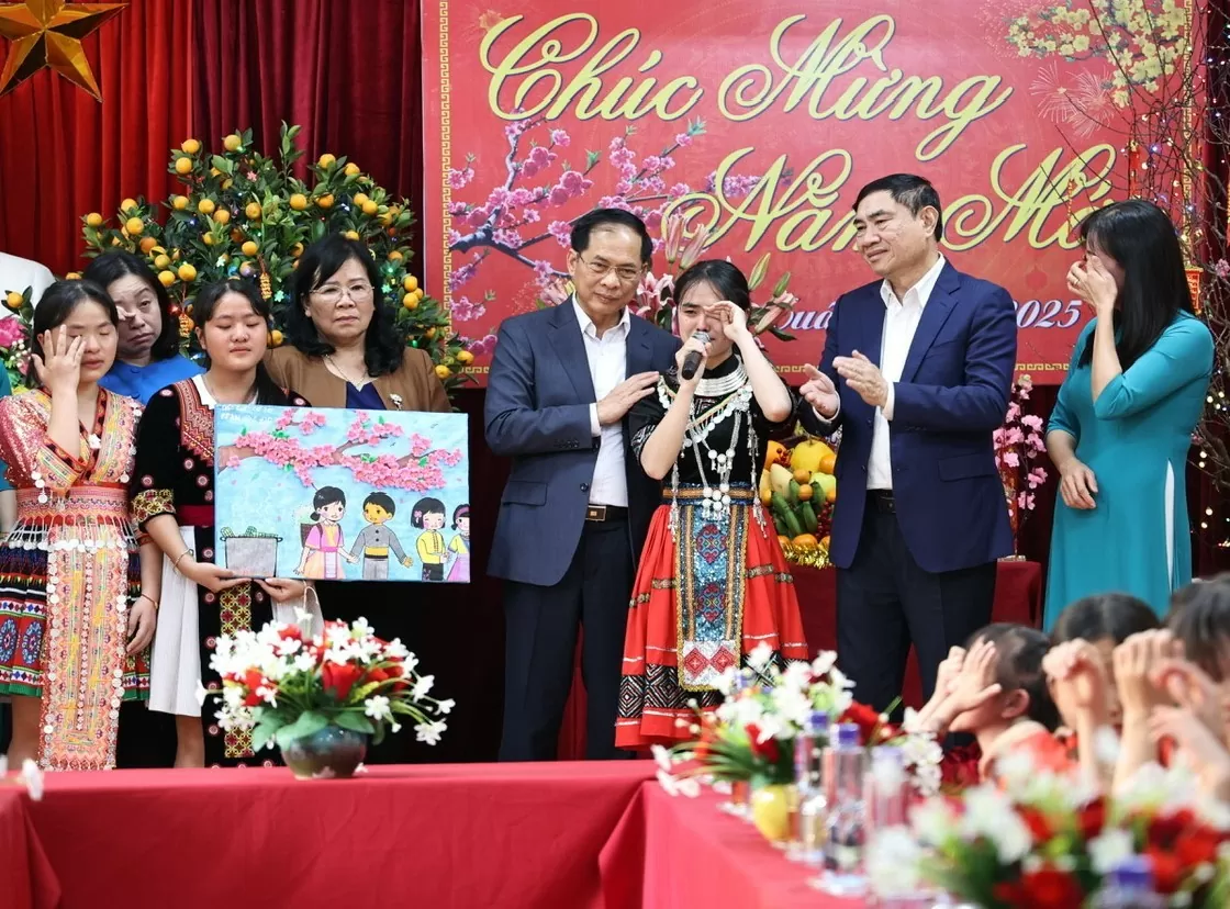 Phó Thủ tướng Bùi Thanh Sơn xúc động khi nghe chia sẻ của các em học sinh có hoàn cảnh khó khăn tại tỉnh Điện Biên - Ảnh: VGP/Minh Ngọc Phó Thủ tướng Bùi Thanh Sơn xúc động khi nghe chia sẻ của các em học sinh có hoàn cảnh khó khăn tại tỉnh Điện Biên - Ảnh: VGP/Minh Ngọc