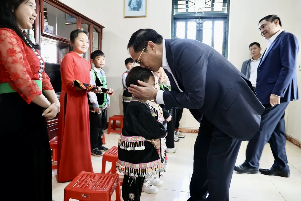 Phó Thủ tướng Bùi Thanh Sơn và các em nhỏ Làng trẻ em SOS Điện Biên Phủ - Ảnh: VGP/Minh Ngọc Phó Thủ tướng Bùi Thanh Sơn và các em nhỏ Làng trẻ em SOS Điện Biên Phủ - Ảnh: VGP/Minh Ngọc