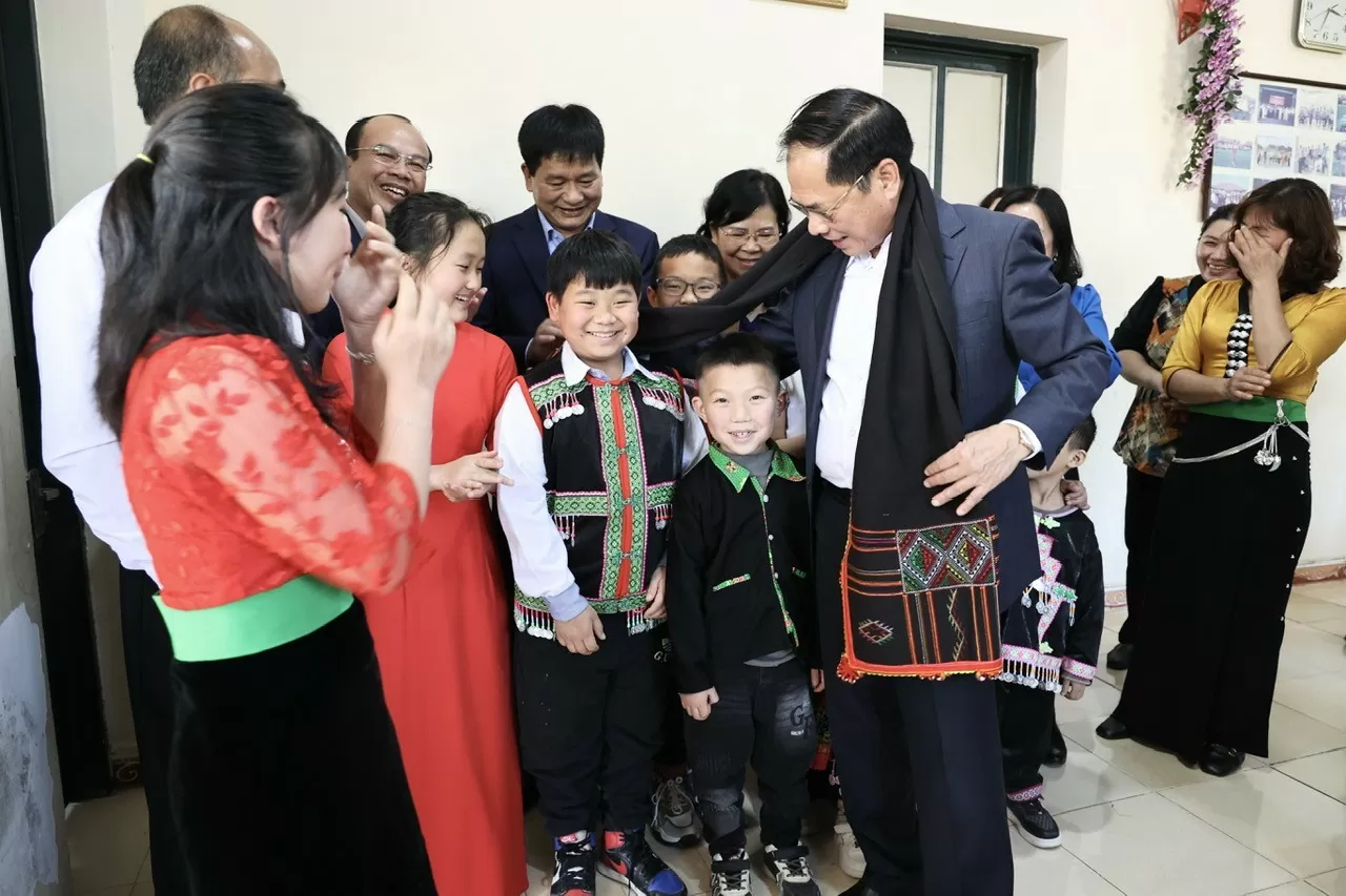 Phó Thủ tướng Bùi Thanh Sơn nhận món quà là chiếc khăn piêu từ các em nhỏ Làng trẻ em SOS Điện Biên Phủ - Ảnh: VGP/Minh Ngọc