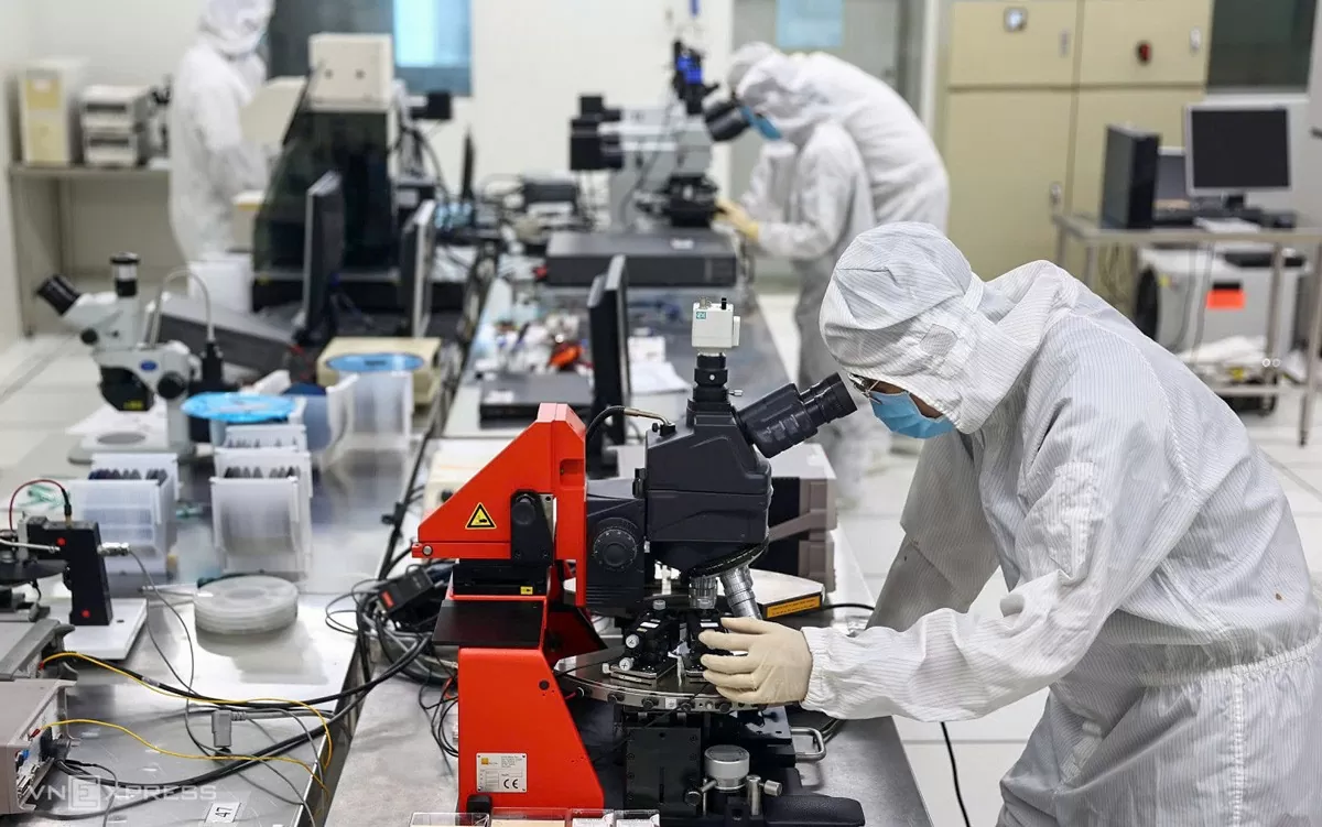 Chuyên gia vi mạch bán dẫn Nguyễn Phúc Vinh: 10 năm tới, thế giới sẽ không còn hỏi 'Việt Nam có làm được chip không?' Chuyên gia vi mạch bán dẫn Nguyễn Phúc Vinh: 10 năm tới, thế giới sẽ không còn hỏi 'Việt Nam có làm được chip không?'