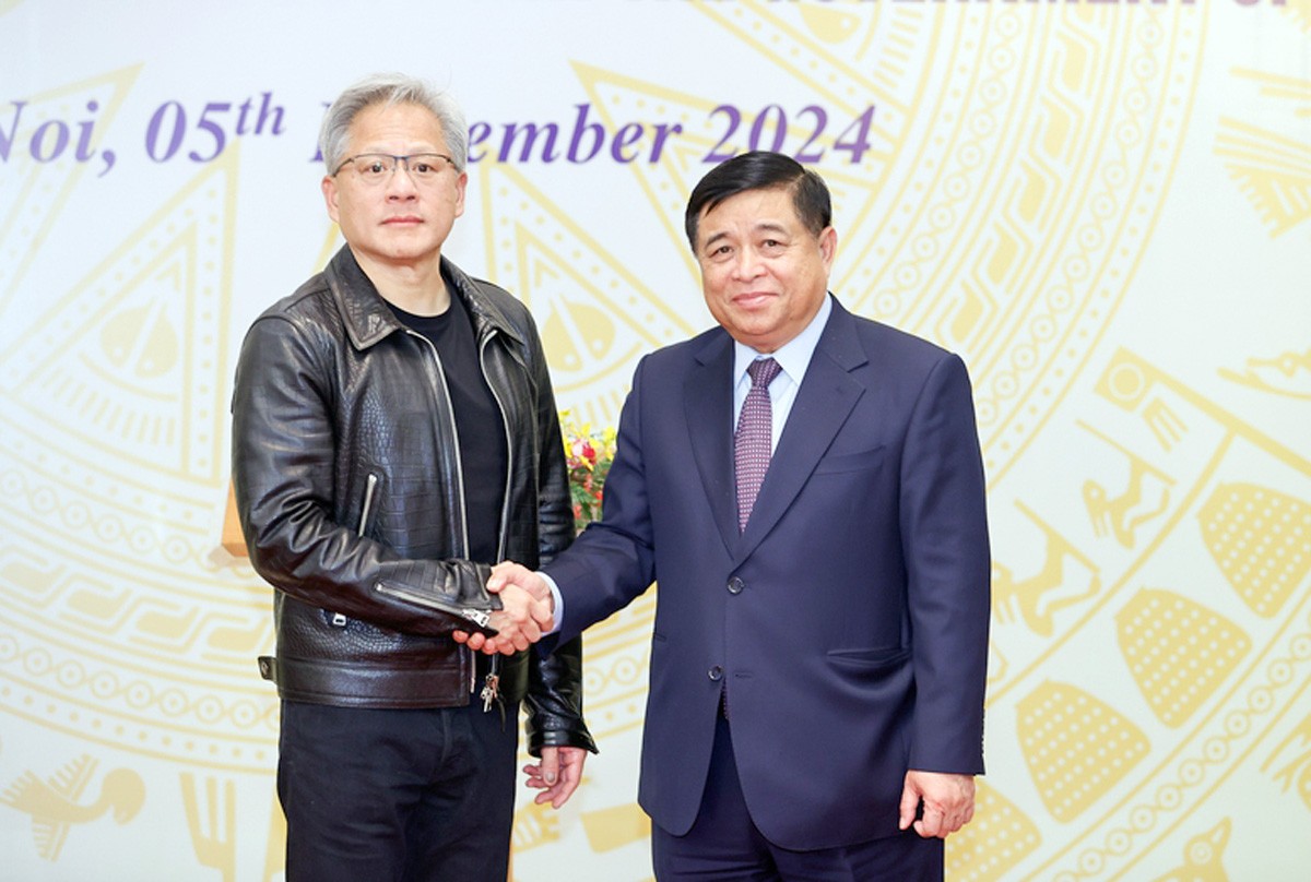 Bộ trưởng Nguyễn Chí Dũng và ông Jensen Huang, Nhà sáng lập/CEO của Tập đoàn NVIDIA tại buổi họp báo Lễ Công bố Thỏa thuận hợp tác giữa Chính phủ Việt Nam và Tập đoàn NVIDIA về nghiên cứu và phát triển trí tuệ nhân tạo hồi cuối năm 2024.