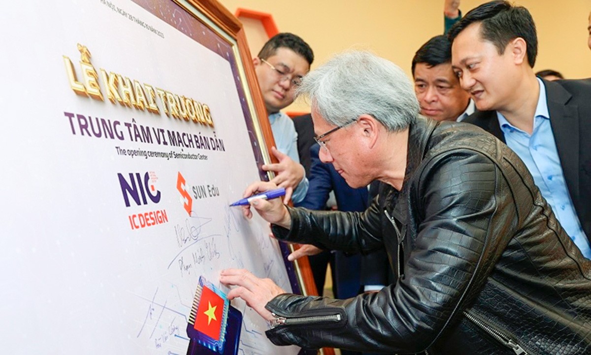 CEO Nvidia Jensen Huang ký tên trên tấm bảng tại Trung tâm vi mạch bán dẫn mới thành lập tại Việt Nam