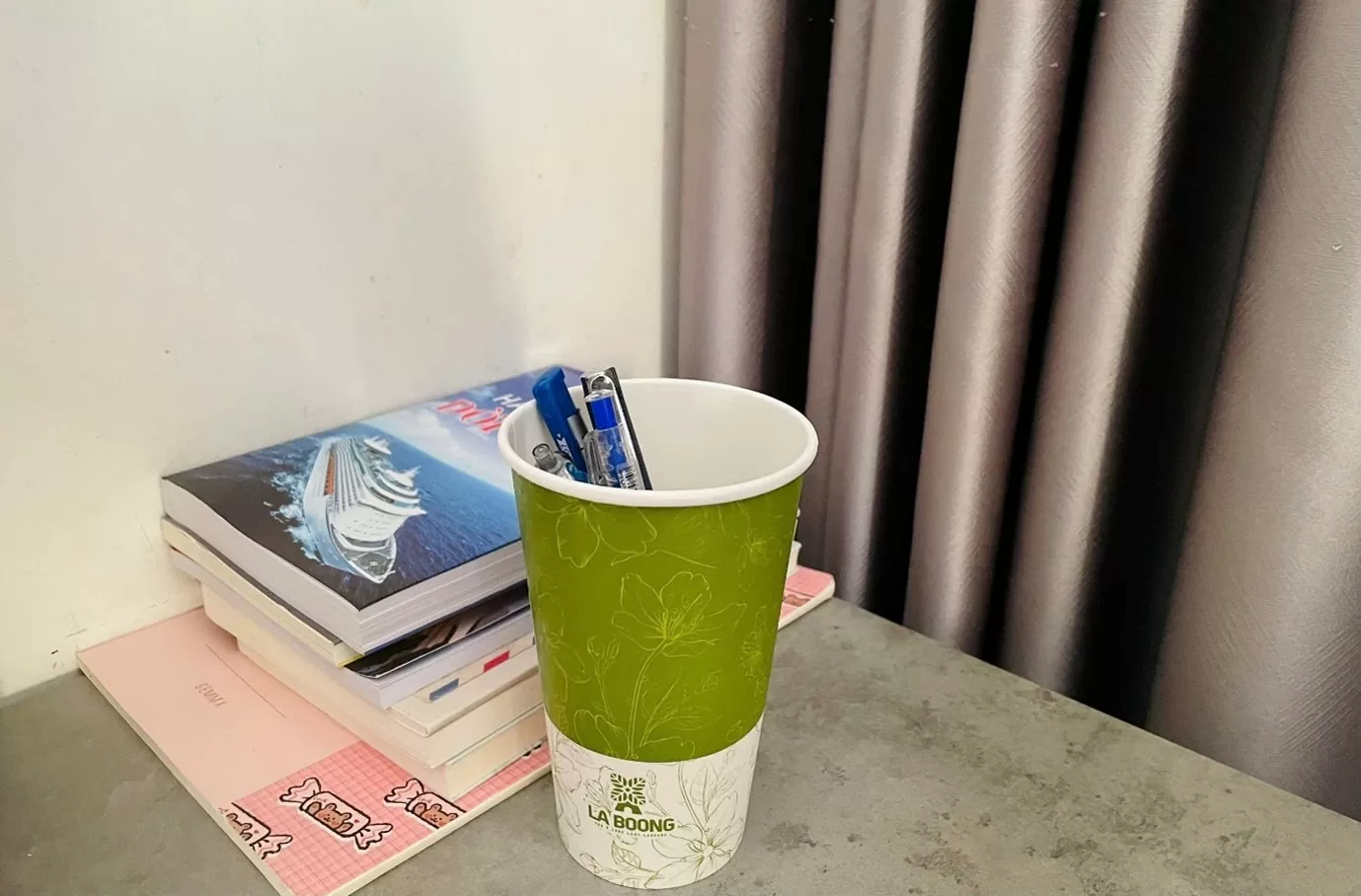 Anh L tái sử dụng cốc trà sữa để đựng bút. (Ảnh: NVCC)