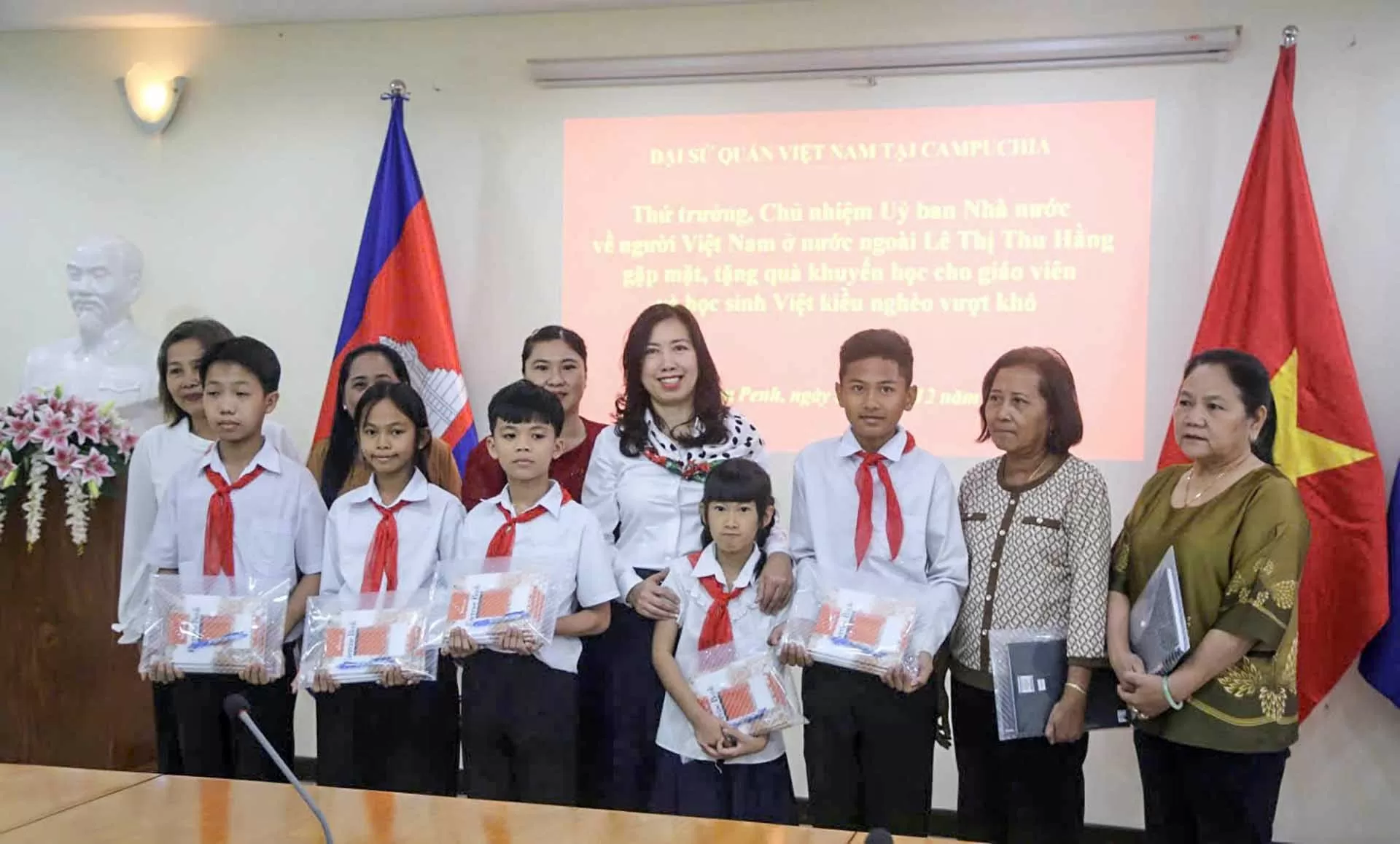 Những chuyến thăm ấm lòng kiều bào Những chuyến thăm ấm lòng kiều bào