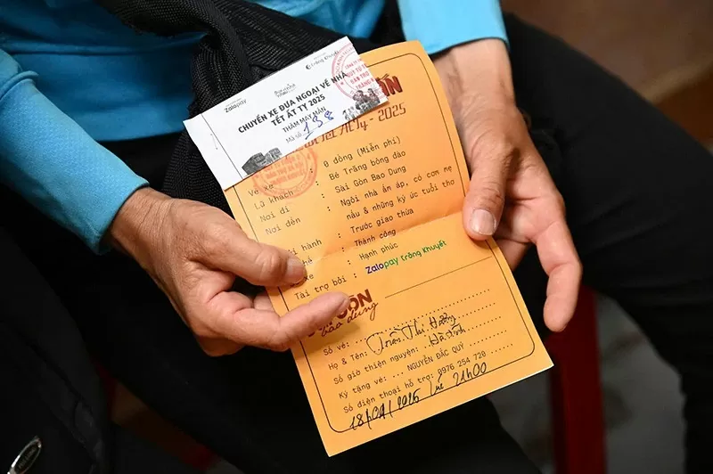 Cô Trần Thị Hương (Hà Tĩnh) đã nhận được vé về quê ngày 18/1. Cô Trần Thị Hương (Hà Tĩnh) đã nhận được vé về quê ngày 18/1.