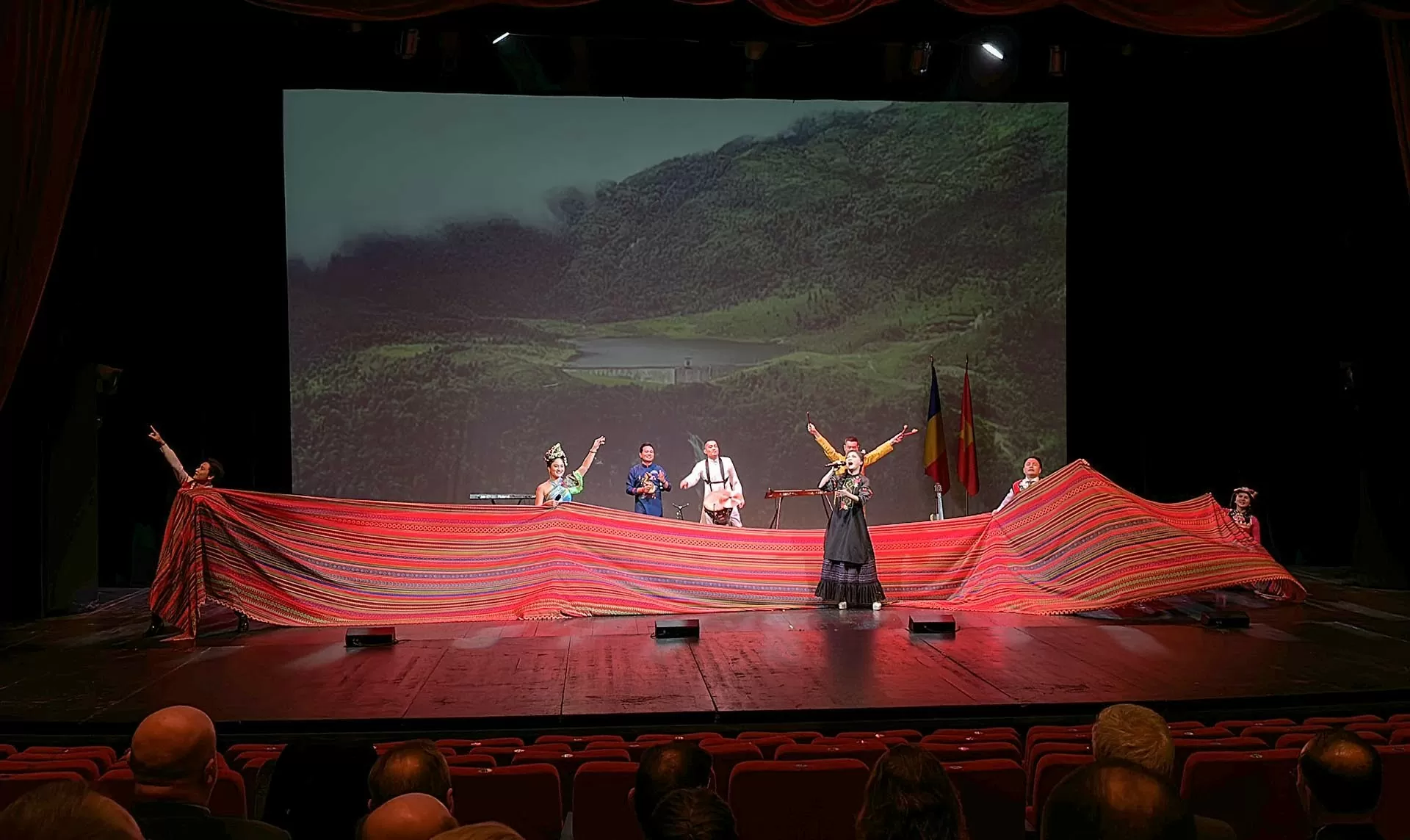 Niềm tin, khát vọng tỏa sáng tương lai mối quan hệ hữu nghị hợp tác Việt Nam-Romania Niềm tin, khát vọng tỏa sáng tương lai mối quan hệ hữu nghị hợp tác Việt Nam Romania