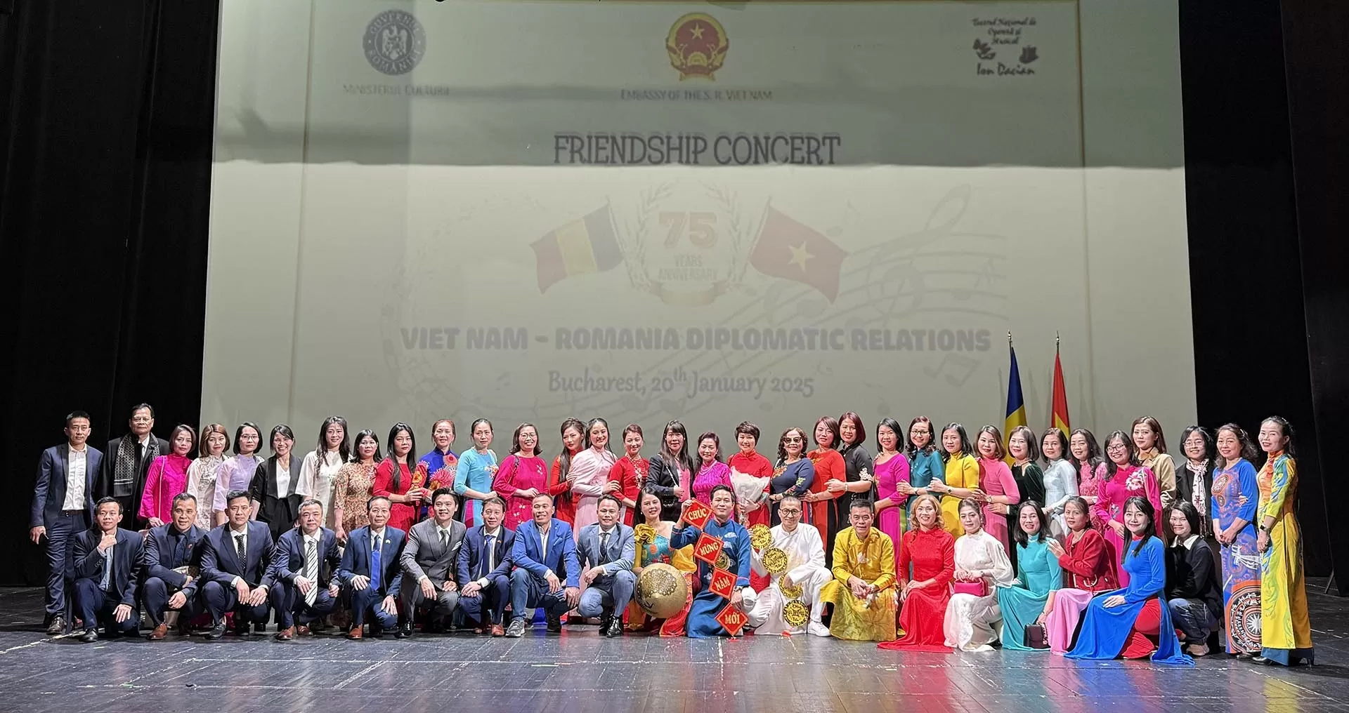 Niềm tin, khát vọng tỏa sáng tương lai mối quan hệ hữu nghị hợp tác Việt Nam-Romania Niềm tin, khát vọng tỏa sáng tương lai mối quan hệ hữu nghị hợp tác Việt Nam Romania