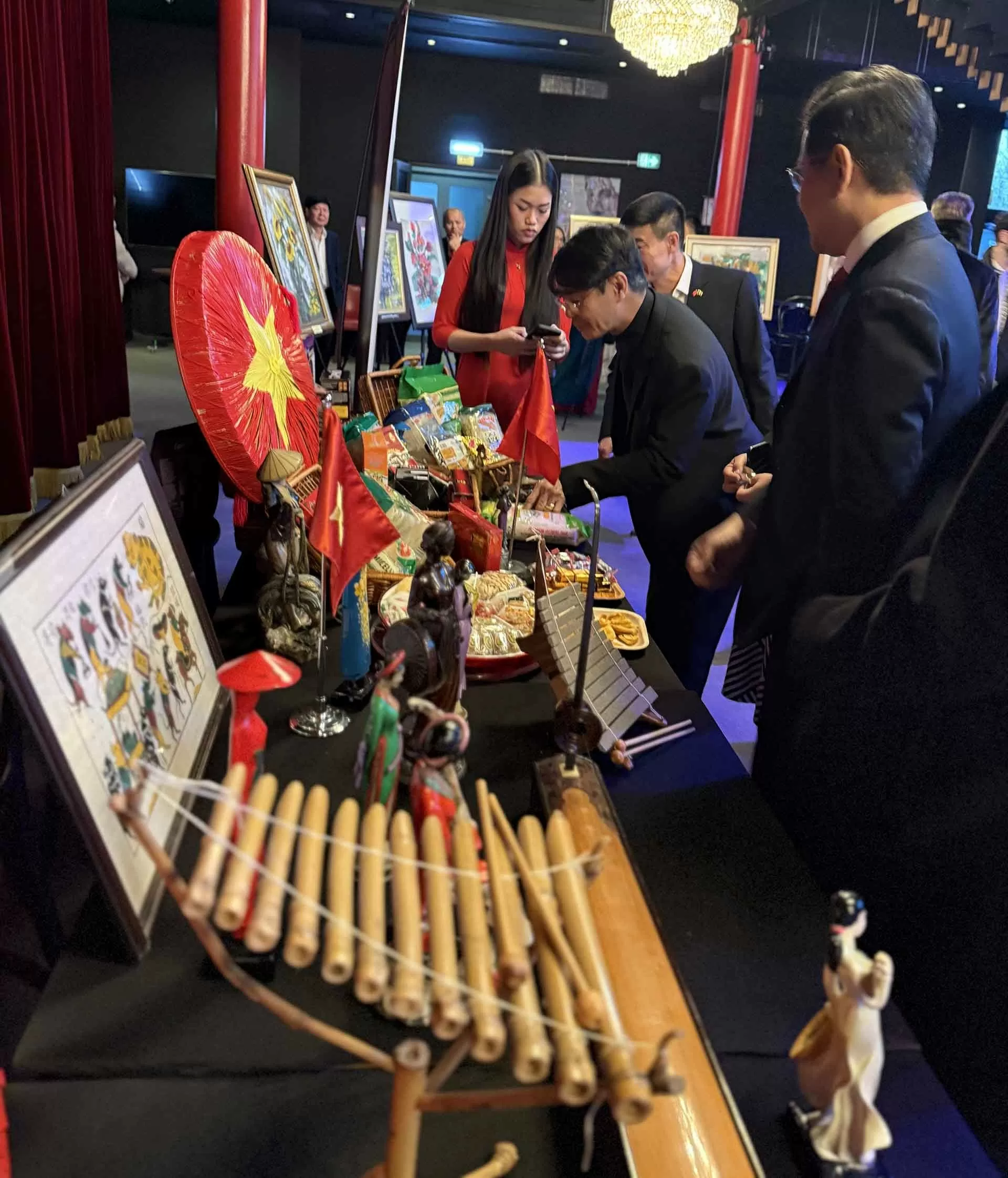 Niềm tin, khát vọng tỏa sáng tương lai mối quan hệ hữu nghị hợp tác Việt Nam-Romania Niềm tin, khát vọng tỏa sáng tương lai mối quan hệ hữu nghị hợp tác Việt Nam Romania