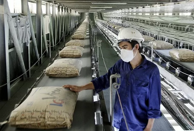 CBAM đặt ra yêu cầu cho các doanh nghiệp sản xuất của Việt Nam phải đẩy nhanh quá trình “xanh hóa”, chuyển đổi sang sử dụng năng lượng xanh trong hoạt động. (Nguồn: ximang.vn) CBAM đặt ra yêu cầu cho các doanh nghiệp sản xuất của Việt Nam phải đẩy nhanh quá trình “xanh hóa”, chuyển đổi sang sử dụng năng lượng xanh trong hoạt động. (Nguồn: ximang.vn)