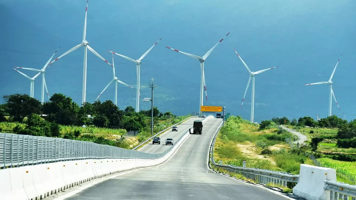 Tuyến cao tốc Cam Lâm - Vĩnh Hảo chạy ngang khu vực đặt điện gió, điện mặt trời tại tỉnh Ninh Thuận. (Nguồn: Tuổi trẻ)