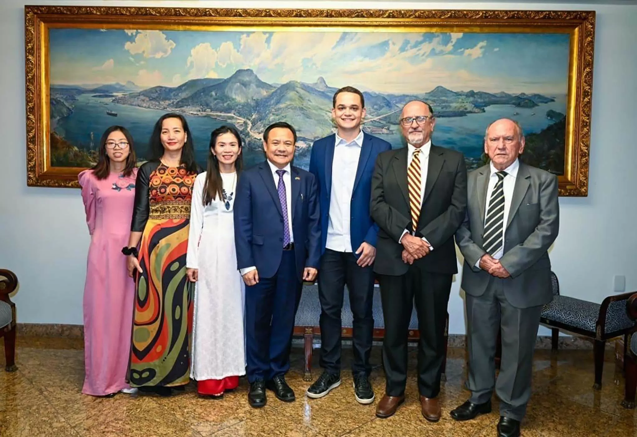 Đại sứ Bùi Văn Nghị thăm làm việc tại bang Espirito Santo: Vùng đất đầy tiềm năng Đại sứ Bùi Văn Nghị thăm làm việc tại bang Espirito Santo: Vùng đất đầy tiềm năng