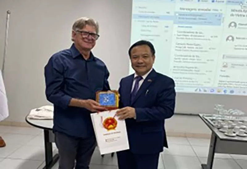 Đại sứ Bùi Văn Nghị thăm làm việc tại bang Espirito Santo: Vùng đất đầy tiềm năng Đại sứ Bùi Văn Nghị thăm làm việc tại bang Espirito Santo: Vùng đất đầy tiềm năng