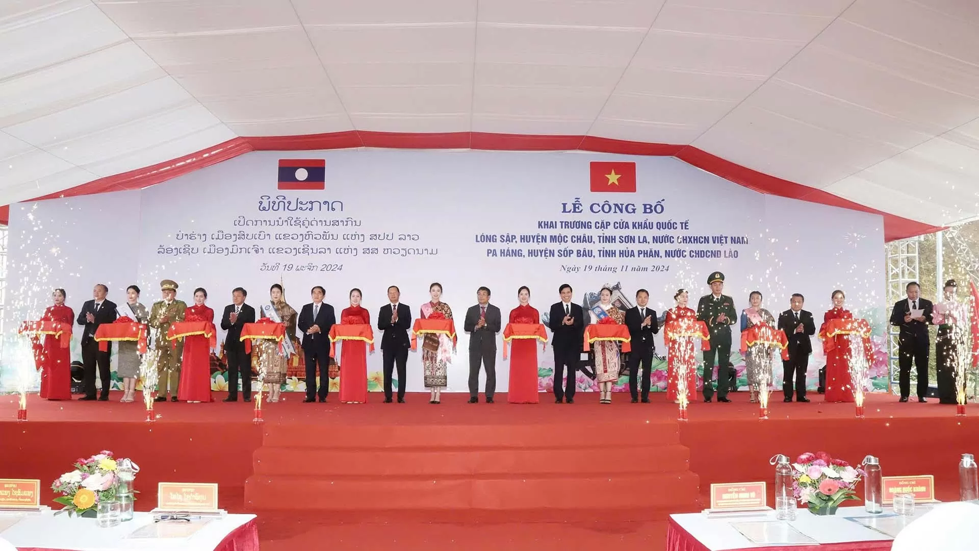 Các đại biểu cắt băng khánh thành cặp Cửa khẩu quốc tế Lóng Sập (Việt Nam) - Pa Háng (Lào), ngày 19/11/2024. (Nguồn: Ủy ban Biên giới quốc gia)