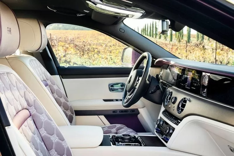 Cận cảnh Rolls-Royce Ghost Extended Series II 'The Encounter' bản độc nhất thế giới Cận cảnh Rolls-Royce Ghost Extended Series II 'The Encounter' bản độc nhất thế giới
