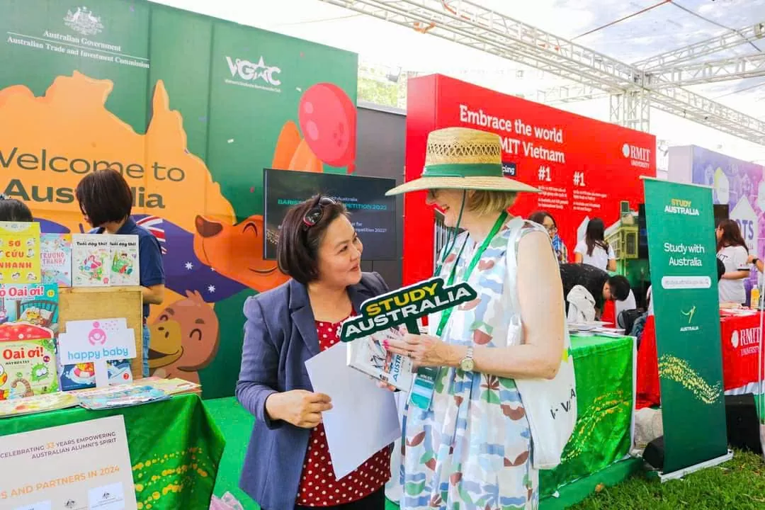 'Australia - Miền thương miền nhớ' và sự kết nối giá trị liên văn hóa. Tác giả sách “Australia - Miền thương miền nhớ” chụp cùng bà Sarah Hooper, Tổng Lãnh sự Australia tại TP.HCM tại một sự kiện gần đây.