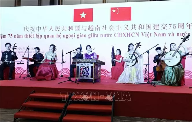 Tiết mục văn nghệ chào mừng do các nghệ sĩ Trung Quốc biểu diễn. Ảnh: Công Tuyên-PV TTXVN tại Trung Quốc