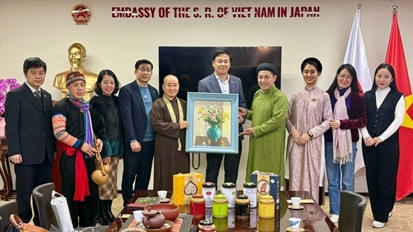 Đoàn nghệ sĩ tham gia lễ hội Tết Việt Saitama 2025 thăm Đại sứ quán Việt Nam tại Nhật Bản