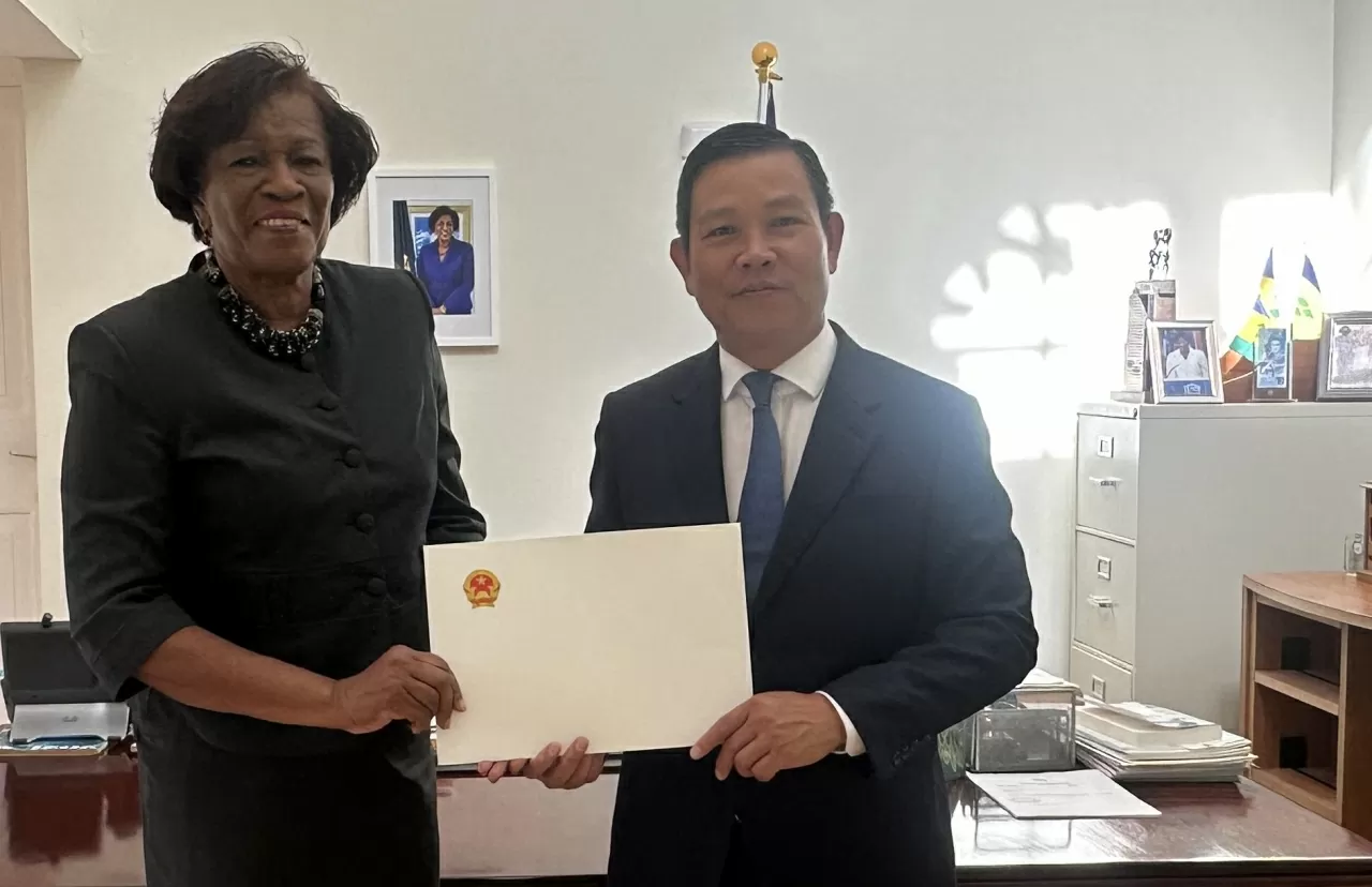 Đại sứ Việt Nam trình Quốc thư lên Toàn quyền Saint Vincent và Grenadines