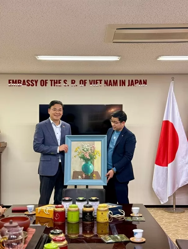 Đoàn nghệ sĩ tham gia lễ hội Tết Việt Saitama 2025 thăm Đại sứ quán Việt Nam tại Nhật Bản