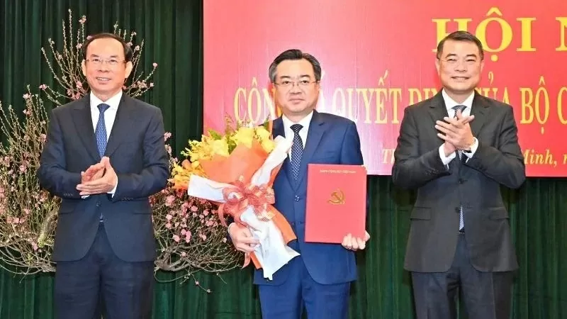 Trưởng Ban Tổ chức Trung ương Lê Minh Hưng và Bí thư Thành ủy Thành phố Hồ Chí Minh Nguyễn Văn Nên trao quyết định và hoa chúc mừng đồng chí Nguyễn Thanh Nghị. (Nguồn: Nhân Dân)